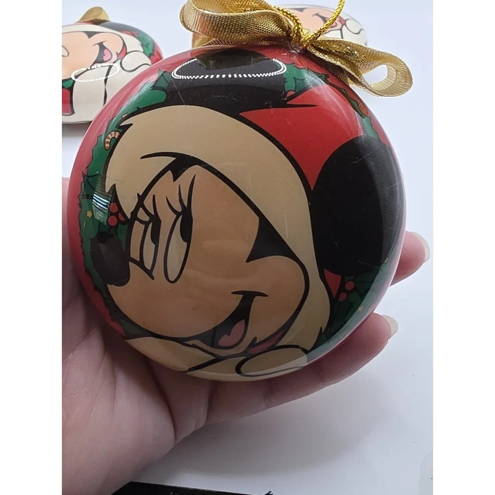 Disney each decorating fan
